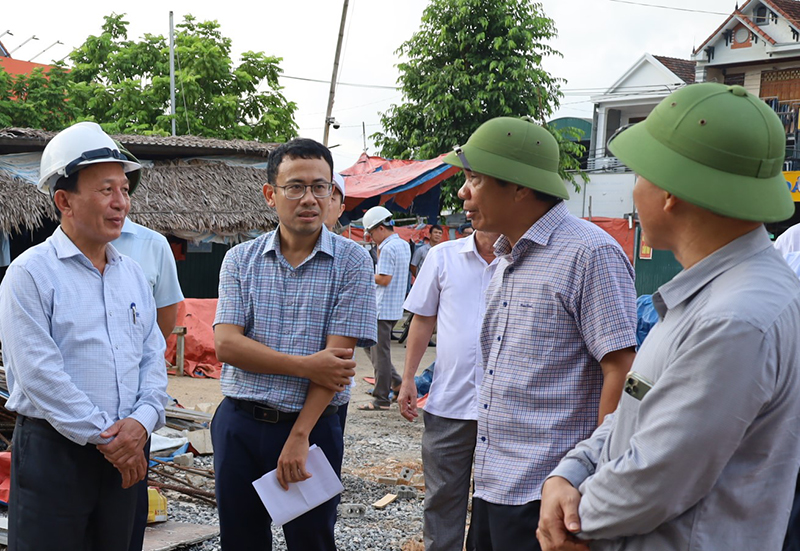 Đoàn công tác kiểm tra tiến độ triển khai dự án Trung tâm Văn hóa huyện Tuyên Hóa. 