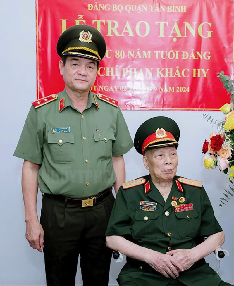 Ngày 20/6, Trung tướng Lê Hồng Nam, Giám đốc Công an TP. Hồ Chí Minh trao tặng huy hiệu 80 năm tuổi Đảng đợt 2/9/2024 với Thiếu tướng Phan Khắc Hy-đảng viên lão thành, sinh hoạt tại Chi bộ khu phố 10, phường 2, quận Tân Bình, TP. Hồ Chí Minh - Ảnh: Trang tin điện tử Đảng bộ TP. Hồ Chí Minh