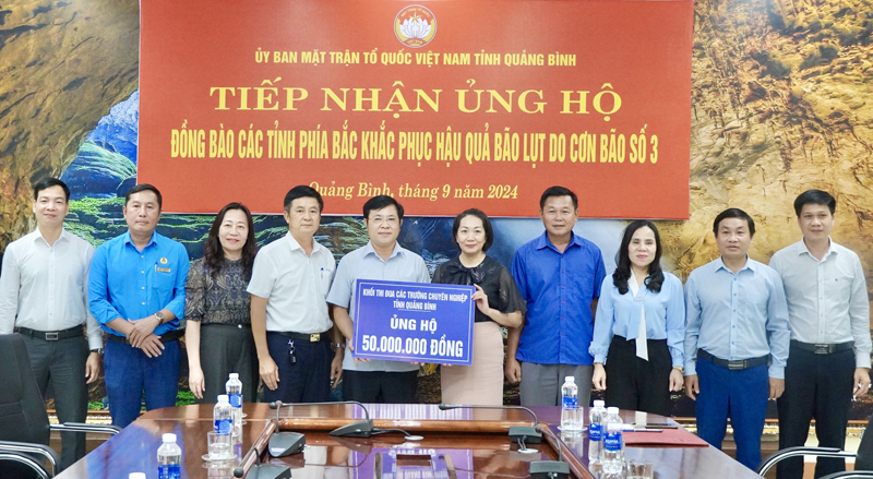 Đại diện Khối thi đua các trường chuyên nghiệp tỉnh trao biển tượng trưng hỗ trợ đồng bào các tỉnh phía Bắc.