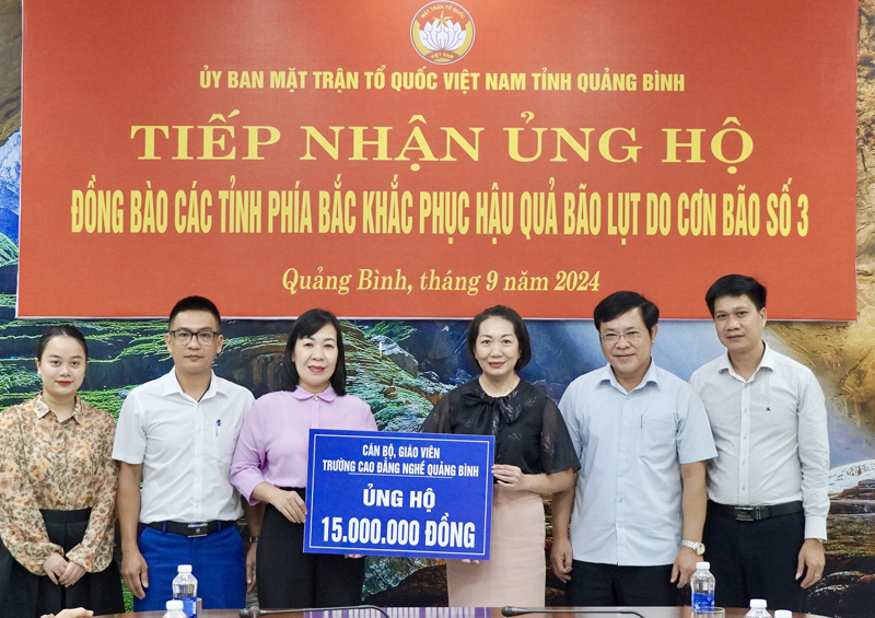 Đại diện Trường cao đẳng Nghề Quảng Bình trao hỗ trợ đồng bào vùng thiên tai.