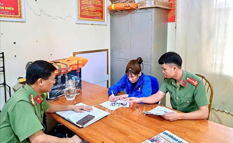 Cơ quan chức năng huyện Thanh Hà (tỉnh Hải Dương) làm việc với Nguyễn Thị Quỳnh vì đăng tải thông tin sai sự thật lên mạng xã hội. Ảnh: TTXVN phát