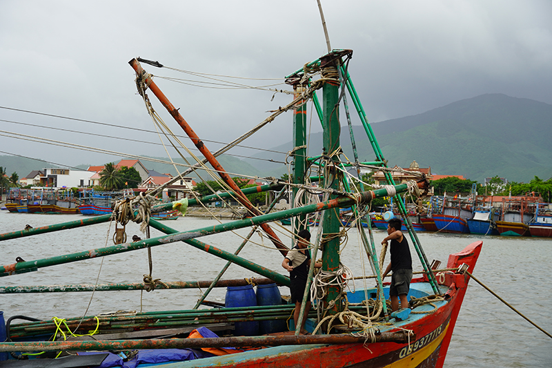 Ngư dân neo đậu tàu cá ở cảng sông Roòn để tránh bão.