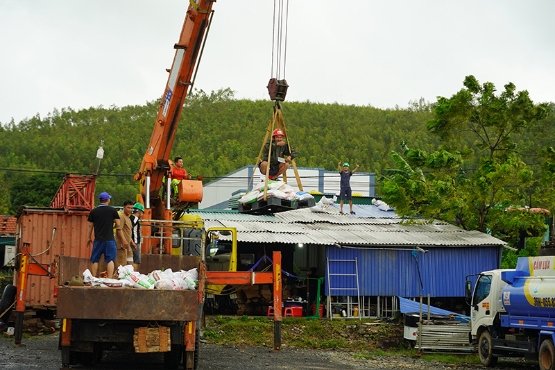 Công nhân các nhà xáy, xí nghiệp ở Khu Kinh tế Hòn La chằng chống nhà xưởng, phòng chống bão số 4.