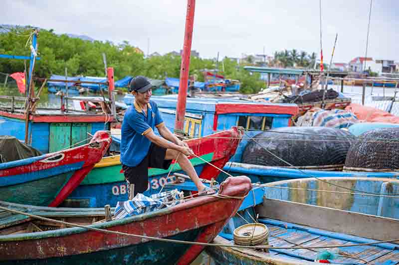 Ngư dân kiểm tra lại các múi buộc cho chắc chắn.