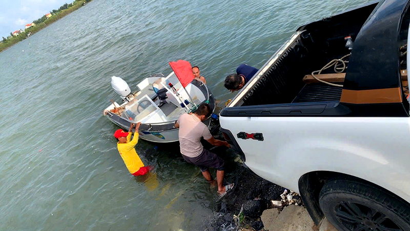 Đội trưởng Đội Quy tắc-Trật tự đô thị TP. Đồng Hới chuẩn bị các phương tiện sẵn sàng phương án cứu hộ, cứu nạn.