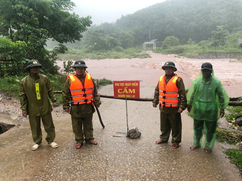 Các địa phương, đơn vị đã cử cán bộ trực, cắm biển cảnh báo tại các ngầm tràn bị ngập.