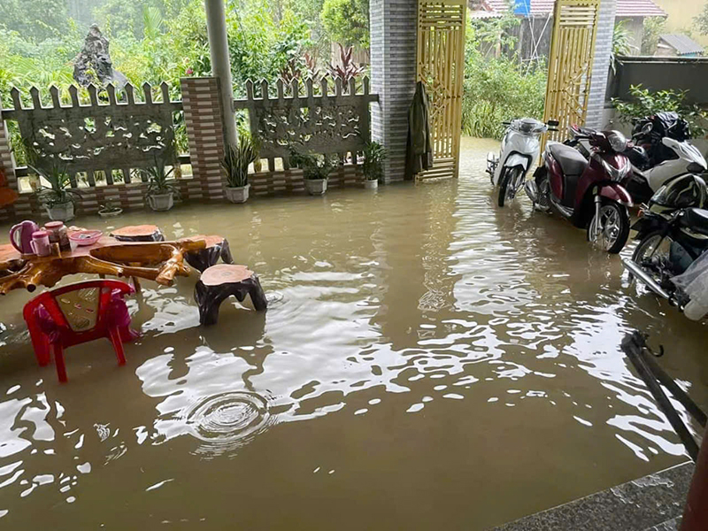 Nước lũ tràn vào nhà dân ở bản Phú Nhiêu, Thượng Hóa