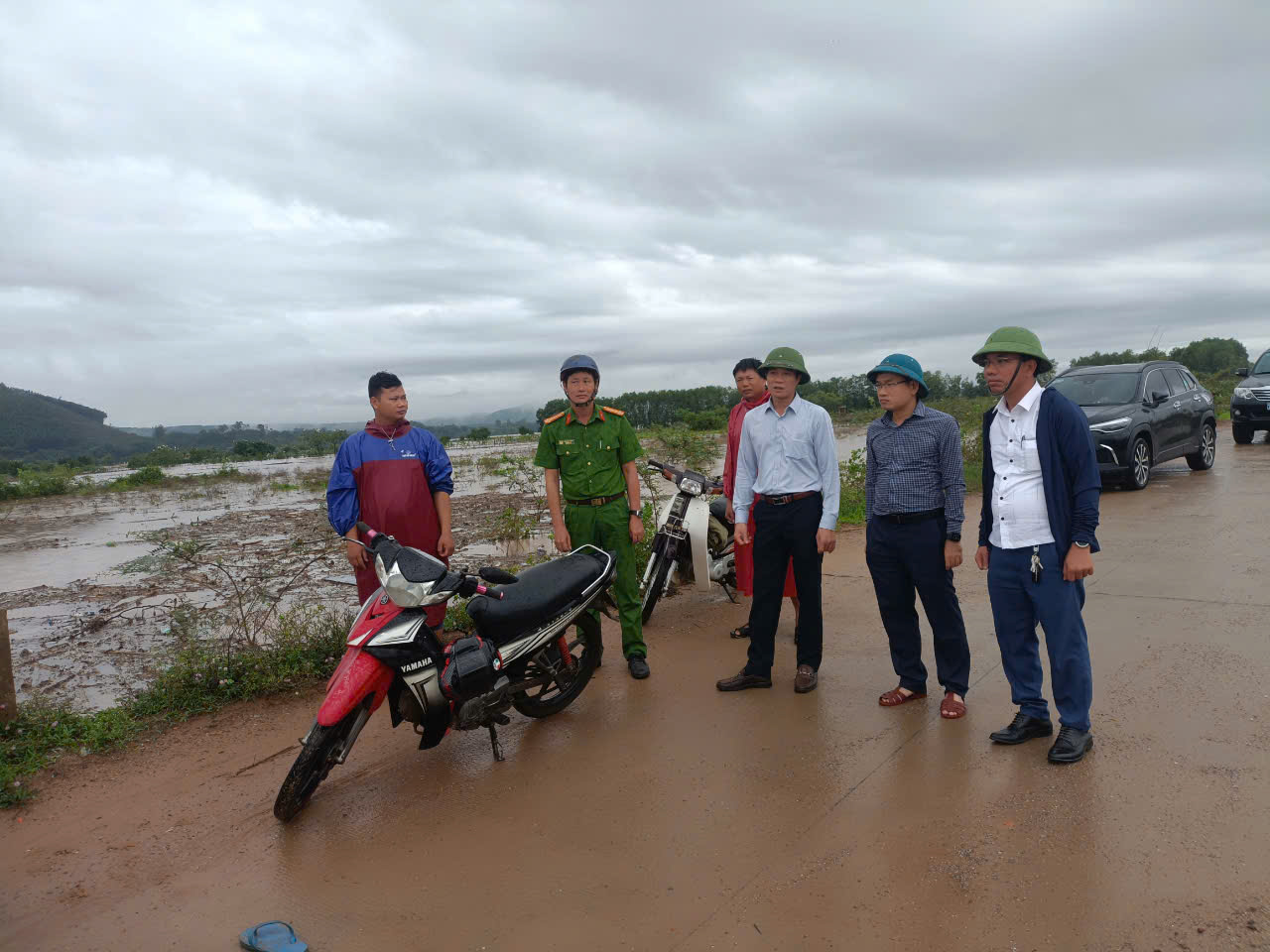 Đồng chí Chủ tịch UBND huyện Bố Trạch Hoàng Minh Thái kiểm tra tình hình ngập lụt tại xã Cự Nẫm.