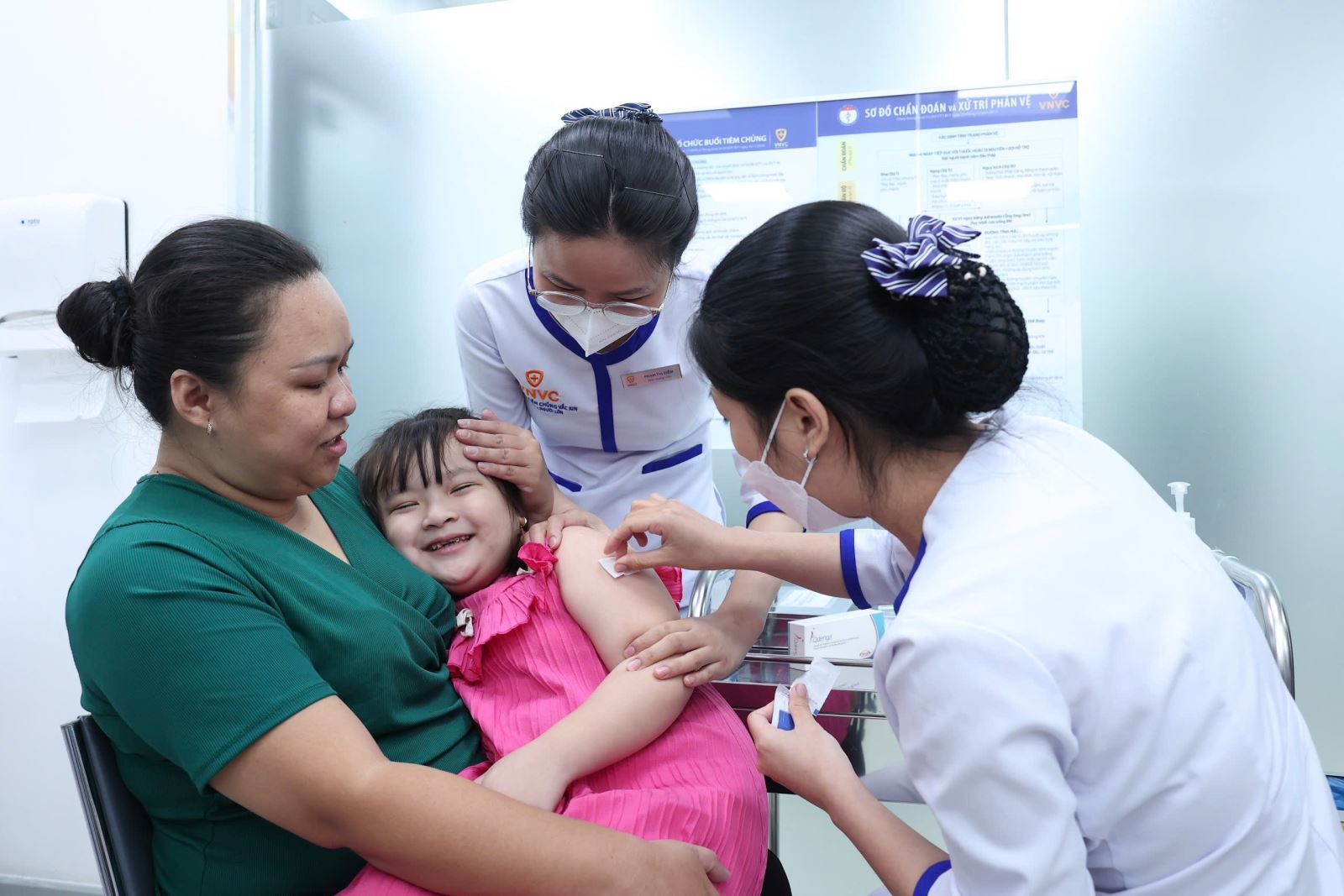 Bé Khánh Ngân được tiêm vaccine sốt xuất huyết tại trung tâm tiêm chủng VNVC. Ảnh: VNC