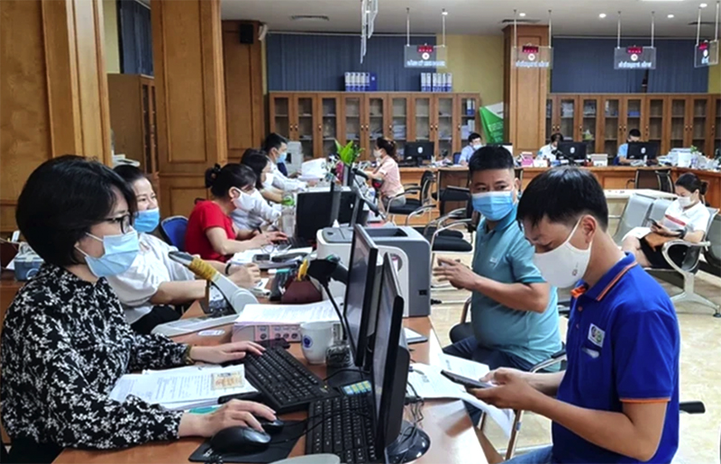 Ảnh minh họa: Cán bộ Trung tâm Phục vụ hành chính công tỉnh Vĩnh Phúc phục vụ nhân dân.