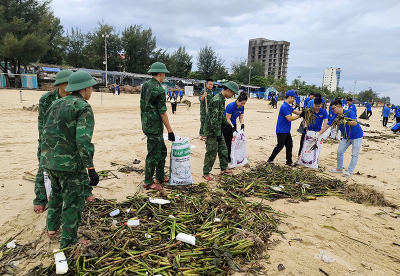 Các đoàn viên, thanh niên Đoàn Khối các cơ quan tỉnh và Đồn Biên phòng Nhật Lệ thu gom rác thải tại bãi biển Nhật Lệ (TP. Đồng Hới).