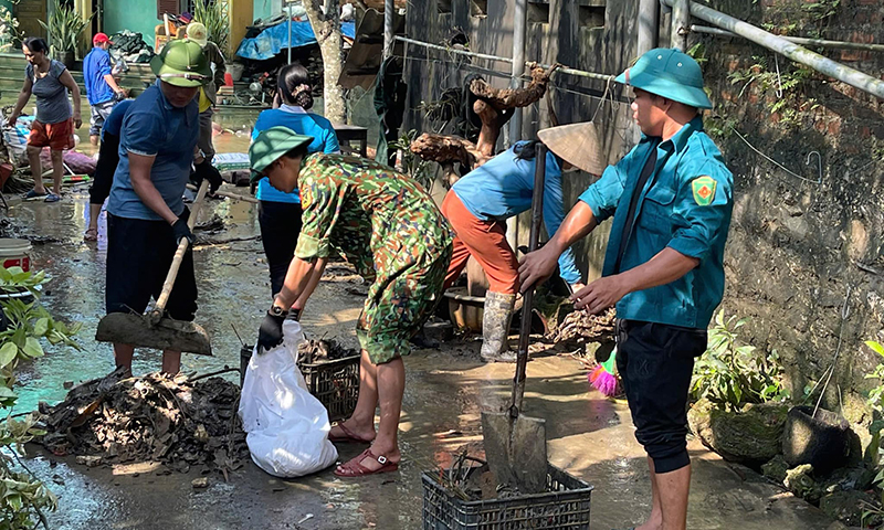 Đoàn viên, thanh niên huyện Quảng Ninh tình nguyện đến với các địa phương thuộc Tỉnh Thái Nguyên, giúp người dân địa bàn khắc phục hậu quả của mưa, lũ.