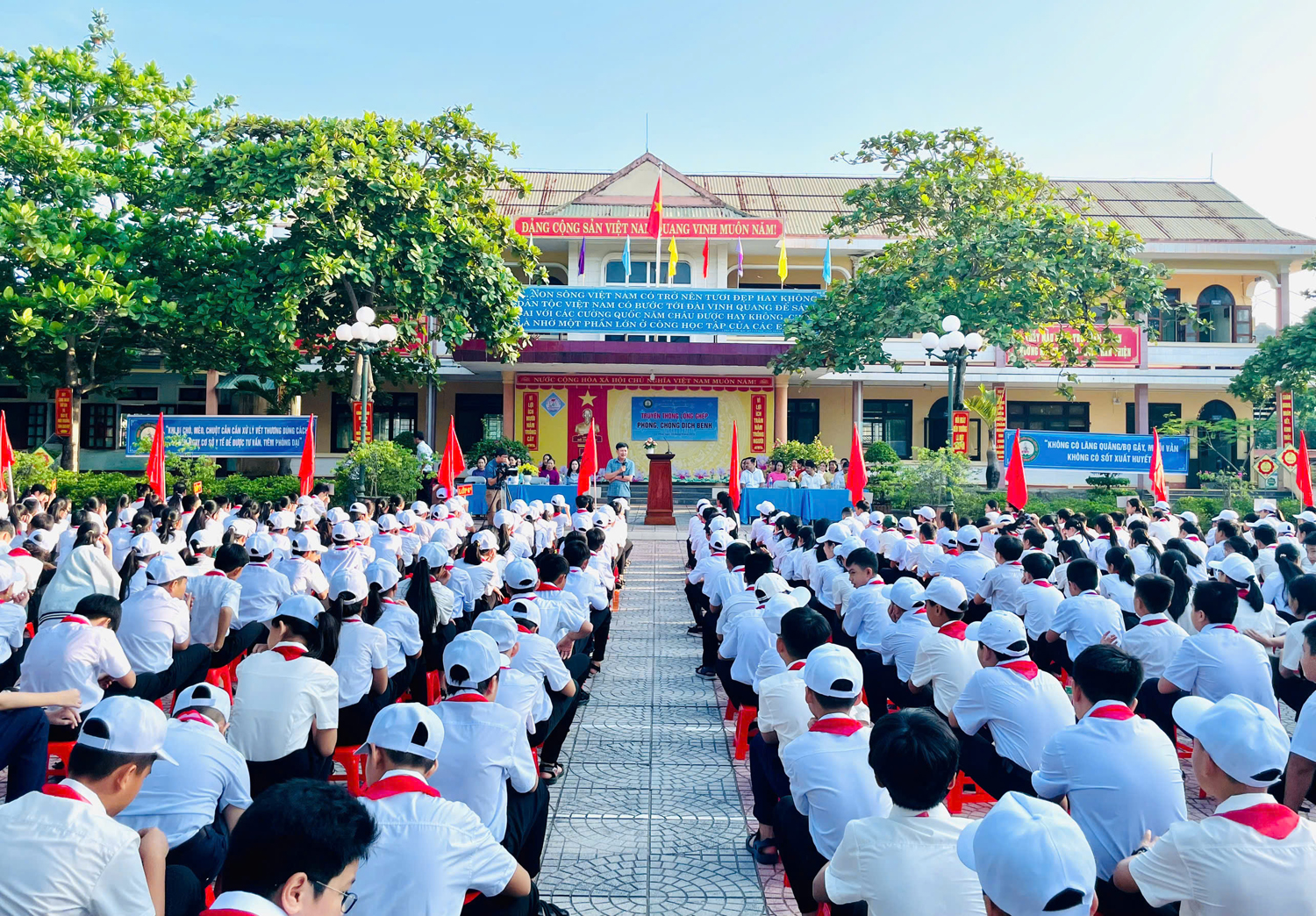CDCQB truyền thông phòng chống dịch bệnh tại trường học trên địa bàn huyện Lệ Thủy.