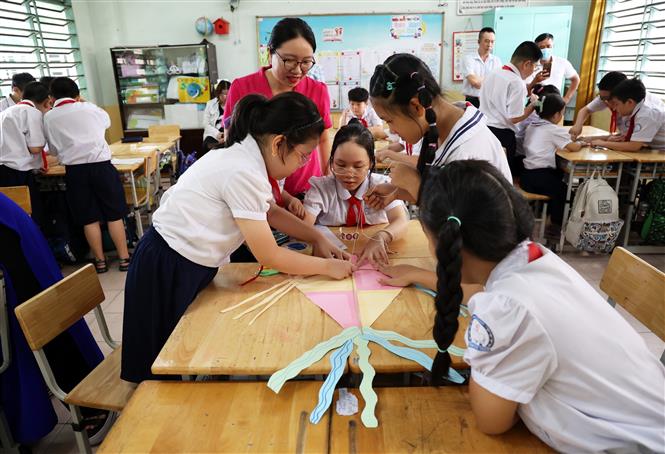 Thành phố Hồ Chí Minh khuyến khích các trường tiểu học thực hiện “Tiết học mở” - mời phụ huynh đến trường tham gia học cùng con. Ảnh: Hồng Đạt/TTXVN