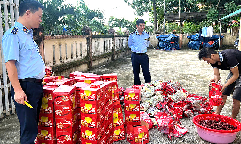 Tiêu hủy hàng trăm sản phẩm táo đỏ sấy khô và bánh quy nhập lậu