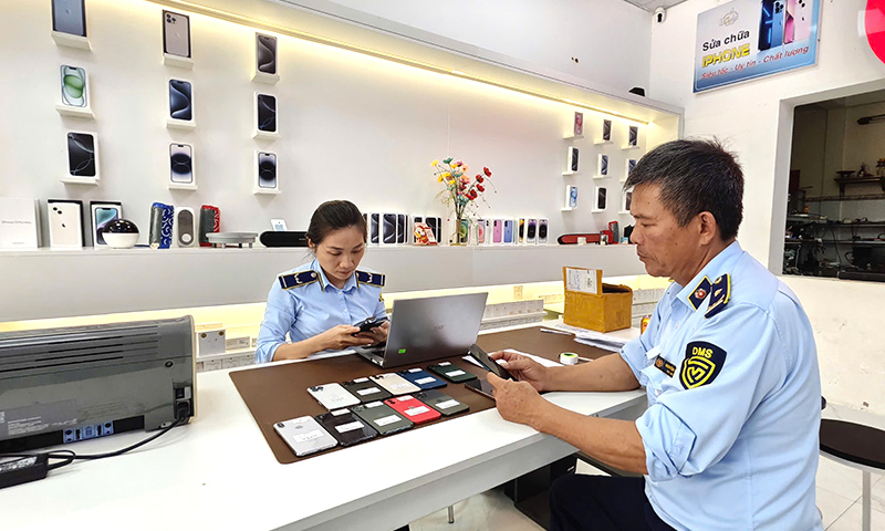 Xử phạt một cửa hàng kinh doanh điện thoại iPhone nhập lậu