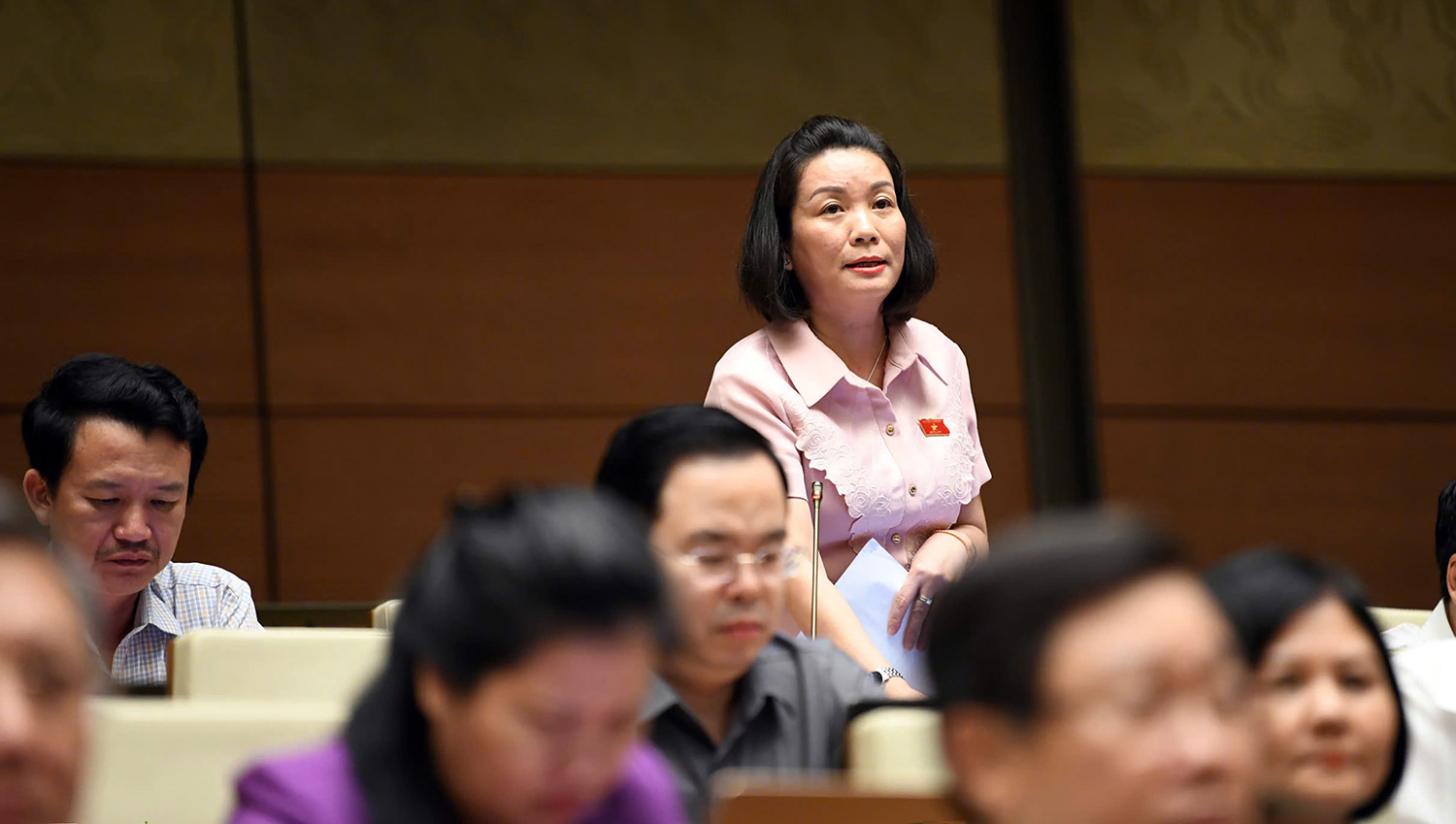 Đại biểu Quốc hội thảo luận về dự thảo Luật Công chứng (sửa đổi)