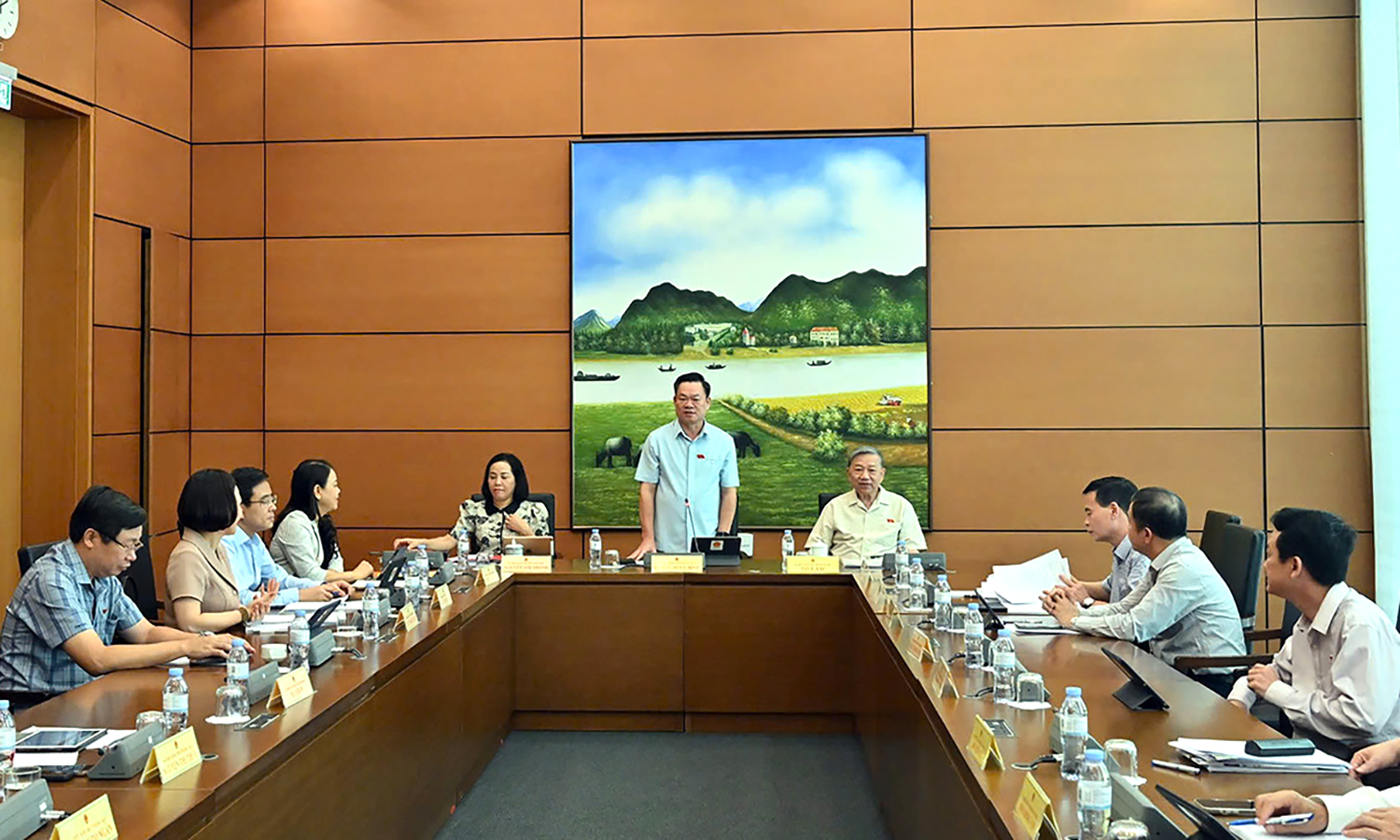 Đại biểu Quốc hội thảo luận tại tổ về kết quả thực hiện kế hoạch phát triển kinh tế-xã hội