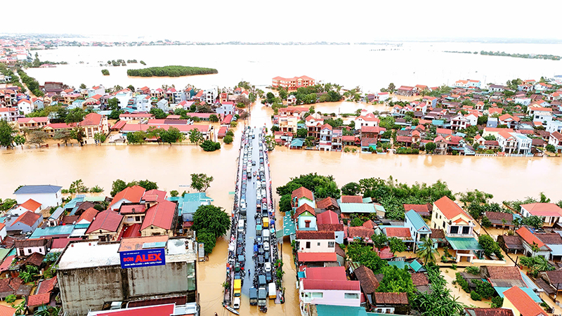 Chùm ảnh: "Rốn lũ" Lệ Thủy chìm trong biển nước