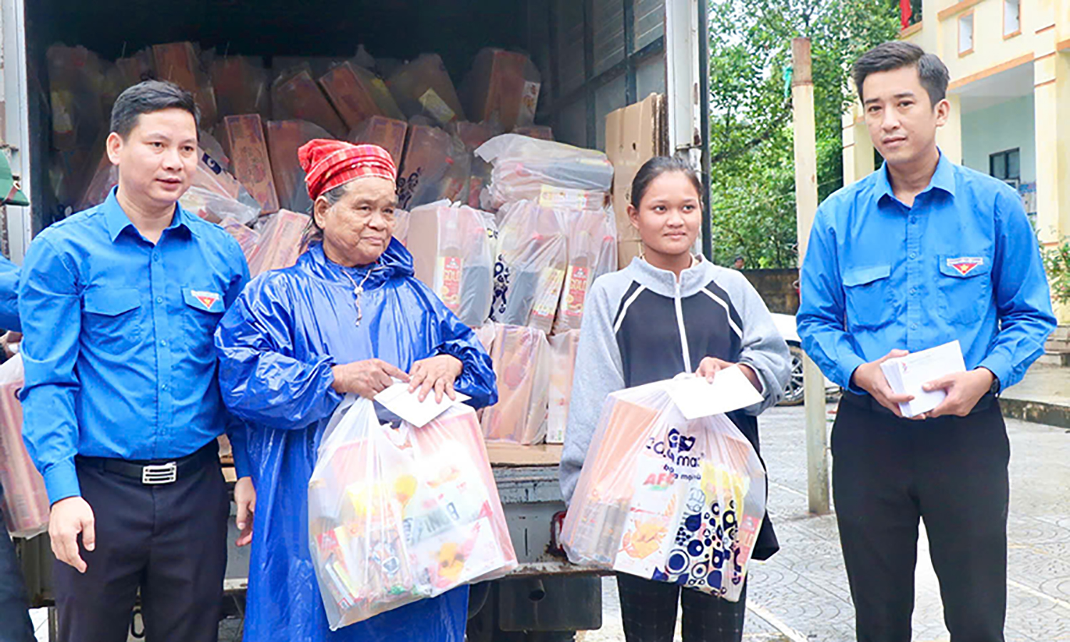 Trao tặng hơn 200 suất quà tại vùng lũ