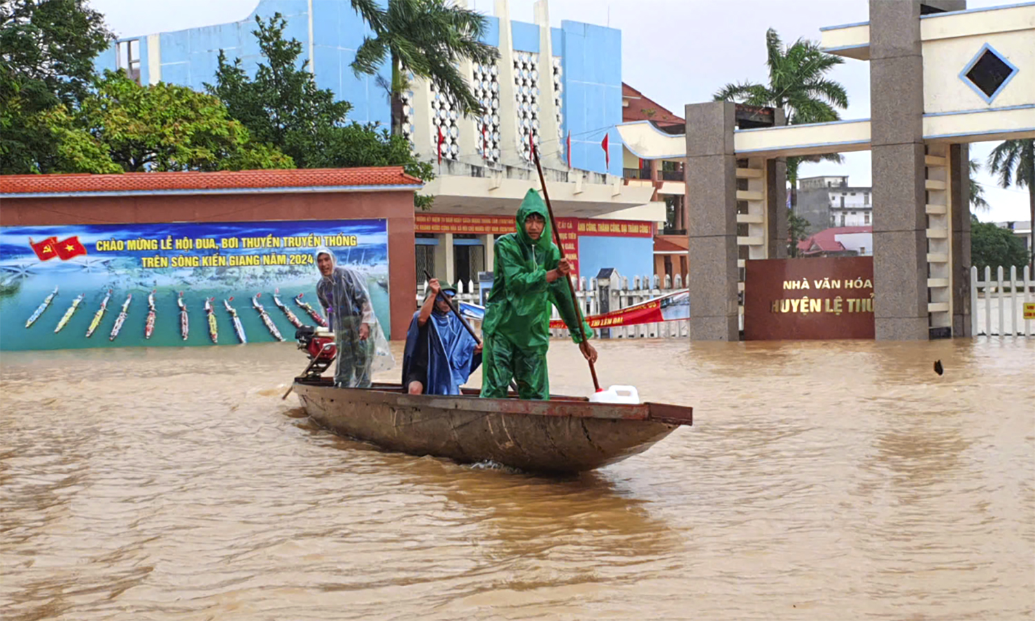 Tiếp tục ứng phó, tập trung khắc phục hậu quả bão số 6 và mưa lũ