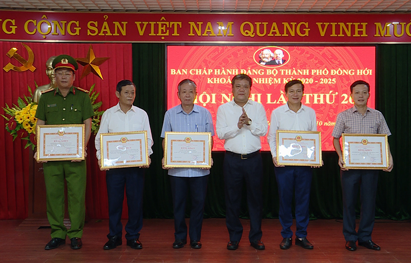 Đồng chí Bí thư Thành ủy Đồng Hới Trần Phong trao bằng khen của Ban Thường vụ Tỉnh ủy tặng các tập thể “hoàn thành xuất sắc nhiệm vụ” tiêu biểu 5 năm liền (giai đoạn 2019-2023).