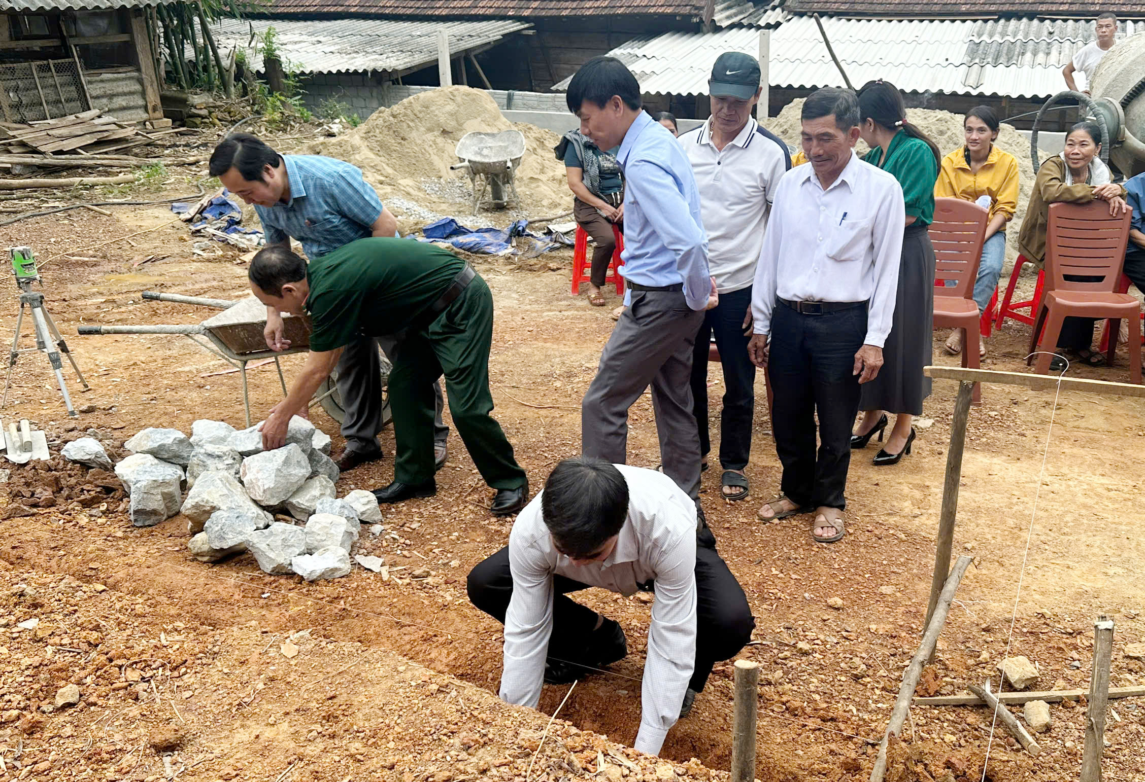 Lãnh đạo xã Thanh Hóa trao biển tượng trưng xây dựng nhà “Đại đoàn kết” cho các hộ dân trên địa bàn.