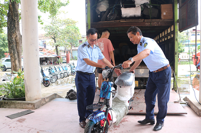  Lực lượng QLTT tiến hành khám phương tiện.