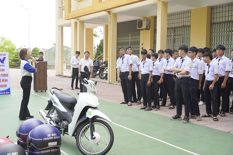 Học sinh được hướng dẫn kỹ năng lái xe an toàn