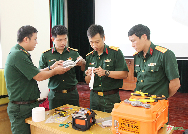  Trung tâm 186, Bộ Tư lệnh 86 tổ chức huấn luyện hàn cáp quang. Ảnh: QUANG TIẾN 