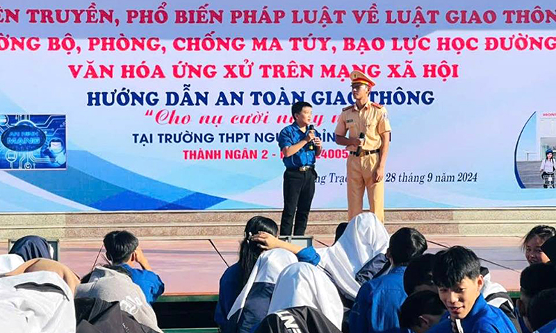 Công an huyện Quảng Trạch tuyên truyền, phổ biến pháp luật về ATGT và kỹ năng tham gia giao thông cho học sinh.