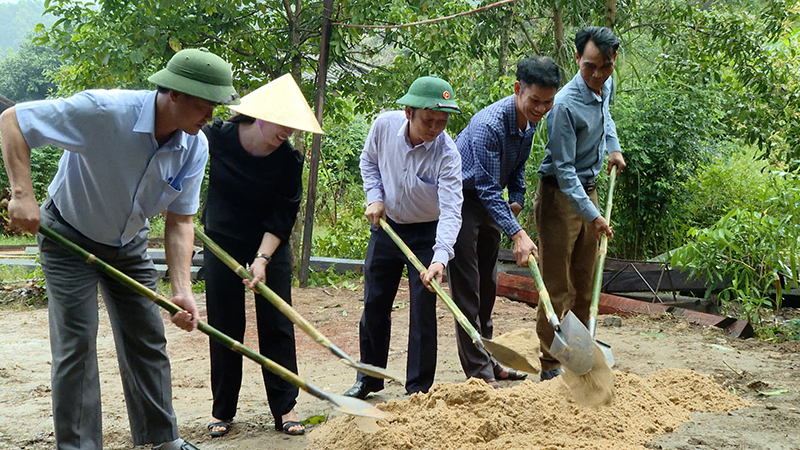 Đại diện lãnh đạo huyện Lệ Thủy khởi công xây dựng nhà cho hộ nghèo tại các xã miền núi.