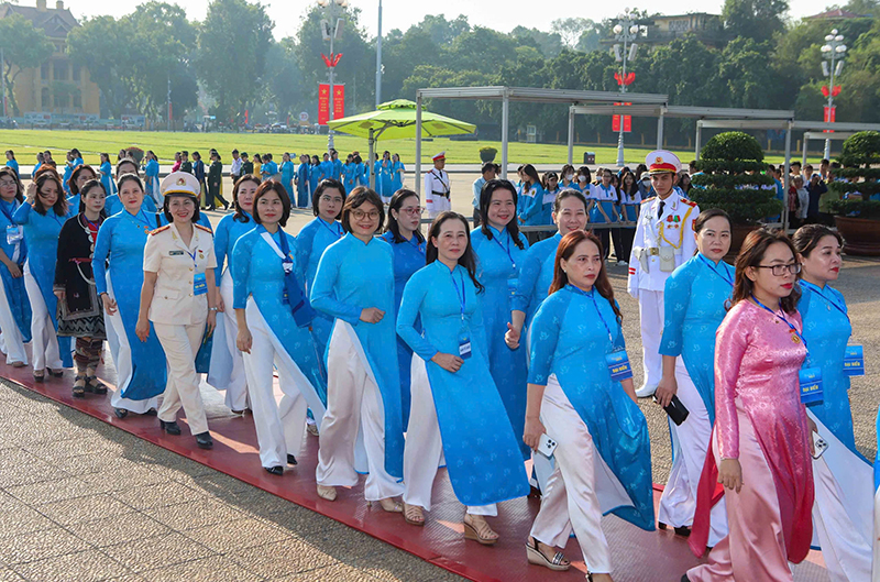 Đồng chí Chủ tịch Hội LHPN tỉnh Diệp Thị Minh Quyết cùng đoàn đại biểu viếng lăng Bác.