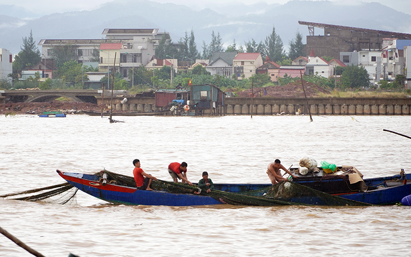 Đáy nặng chứa đầy cá, phải rất nhiều người mới có thể kéo lên.