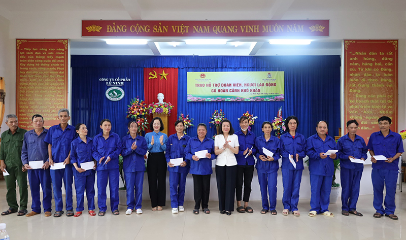  Đồng chí Nguyễn Minh Tâm và lãnh đạo LĐLĐ tỉnh trao quà hỗ trợ cho ĐV, NLĐ tại Công ty CP Lệ Ninh.