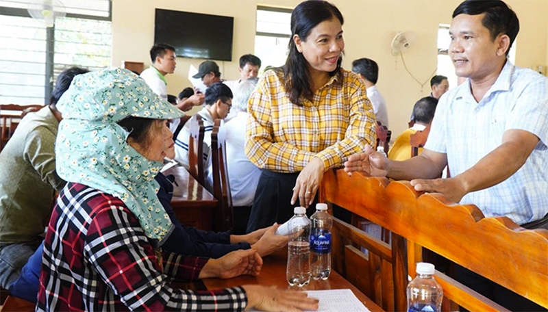Lãnh đạo Huyện ủy Phú Riềng (Bình Phước) trao đổi lấy ý kiến đánh giá, góp ý của nhân dân tại cơ sở. (Ảnh: nhandan.vn)