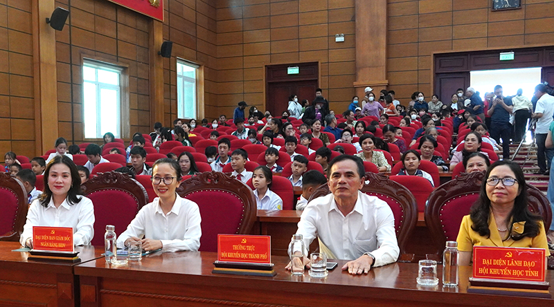 Đại diện lãnh đạo các đơn vị tài trợ, phối hợp tham dự chương trình. 