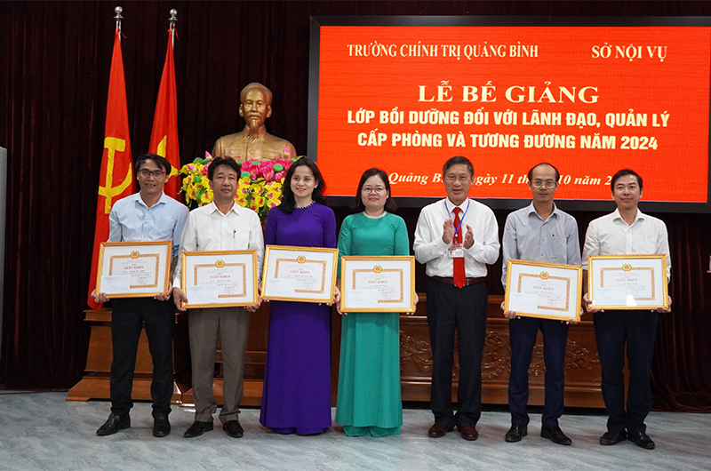 Đại diện lãnh đạo Trường Chính trị tỉnh khen thưởng các học viên đạt thành tích xuất sắc.