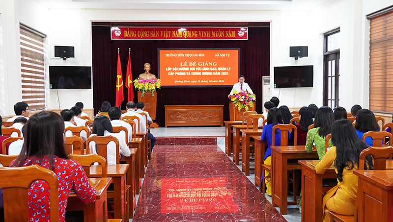  Quang cảnh lễ bế giảng.