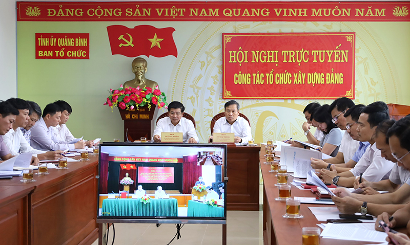 Đồng chí Bí thư Tỉnh ủy Vũ Đại Thắng và đồng chí Trưởng ban Tổ chức Tỉnh ủy Trần Vũ Khiêm tham dự hội nghị trực tuyến của Ban Tổ chức Trung ương tại điểm cầu Quảng Bình.