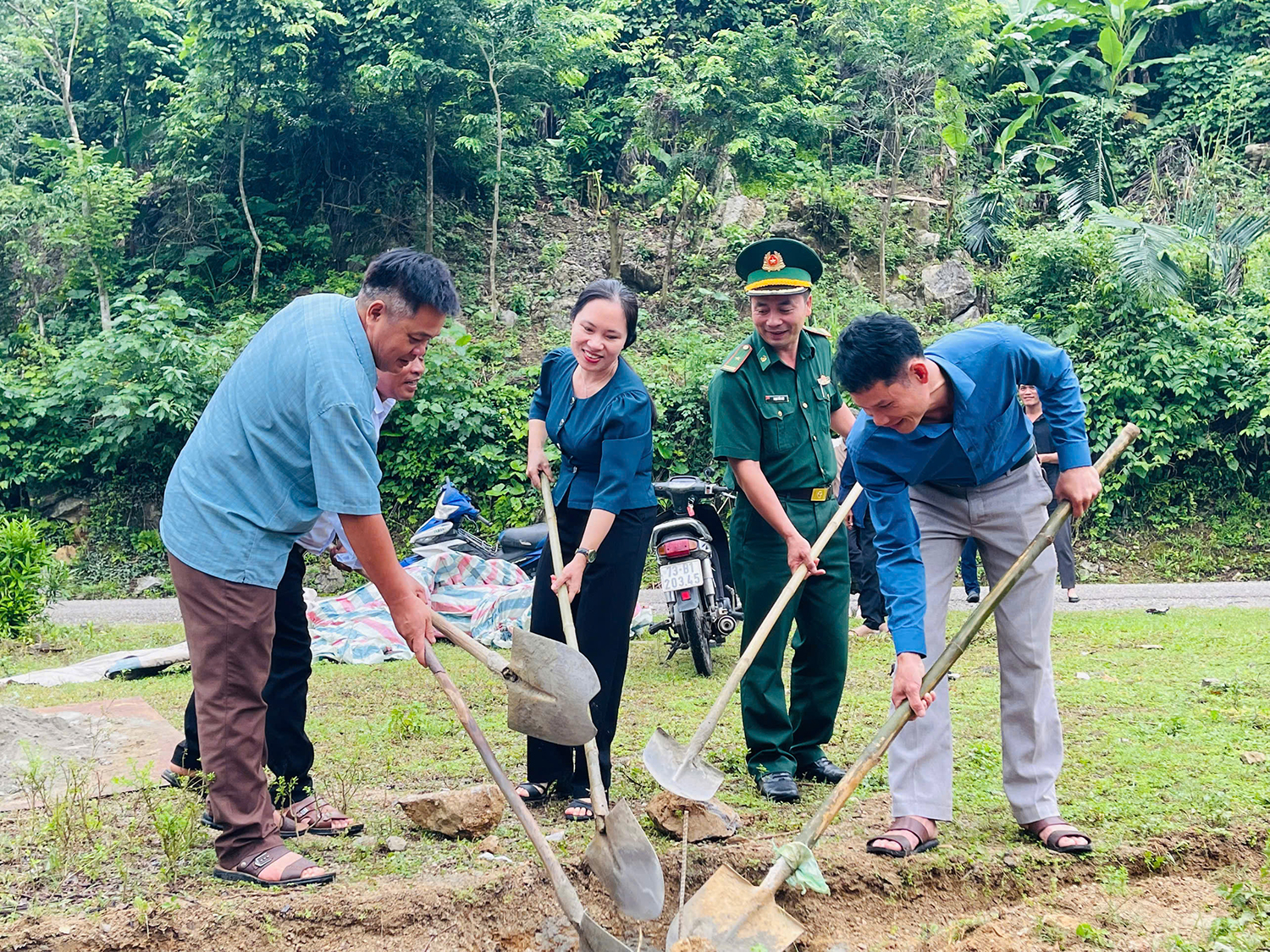 Khởi công xây dựng nhà “Đại đoàn kết” cho hộ gia đình có hoàn cảnh khó khăn tại bản Eo bù- Chút Mút.