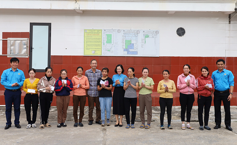  Lãnh đạo LĐLĐ tỉnh quà cho đoàn viên, NLĐ có hoàn cảnh khó khăn tại Công ty CP Thủy sản 5 sao.