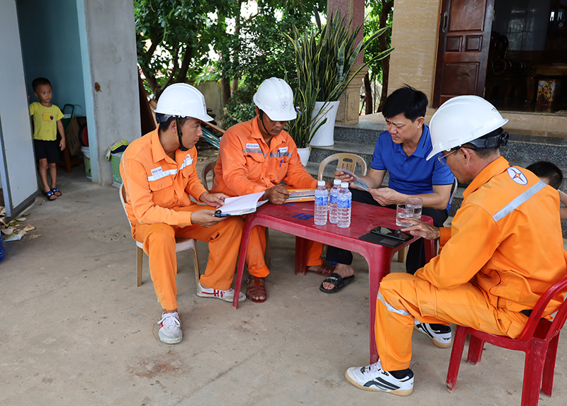 PC Quảng Bình phát tờ rơi tuyên truyền tiết kiệm điện tại TX. Ba Đồn trong mùa khô 2024.