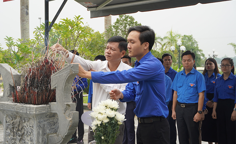 Lãnh đạo Đảng ủy, Đoàn Khối doanh nghiệp tỉnh dâng hương tại khu mộ anh hùng liệt sỹ Lý Tự Trọng (huyện Thạch Hà, Hà Tĩnh).