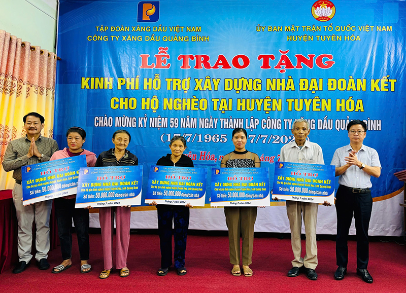 Đại diện lãnh đạo Đảng ủy Khối Doanh nghiệp và Công ty Xăng dầu Quảng Bình trao hỗ trợ xây dựng “Đại đoàn kết” cho gia đình có hoàn cảnh đặc biệt khó khăn trên địa bàn Tuyên Hóa.