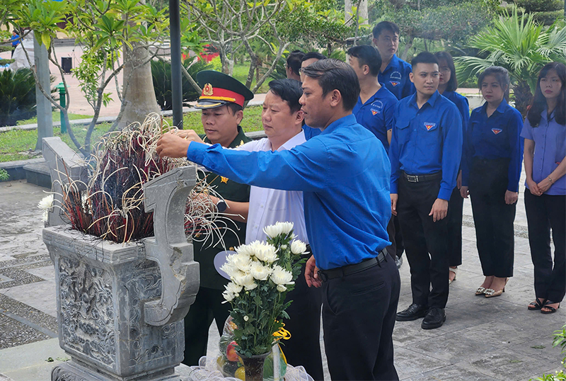 Đại diện lãnh đạo Đảng ủy, Đoàn Khối các cơ quan tỉnh dâng hương tại khu mộ anh hùng liệt sỹ Lý Tự Trọng.