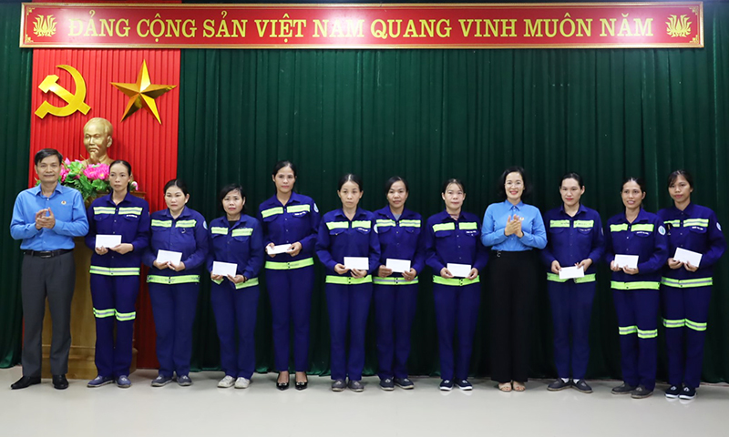 Lãnh đạo LĐLĐ tỉnh trao quà cho ĐV, NLĐ tại Công ty CP Môi trường và Phát triển đô thị Quảng Bình.  