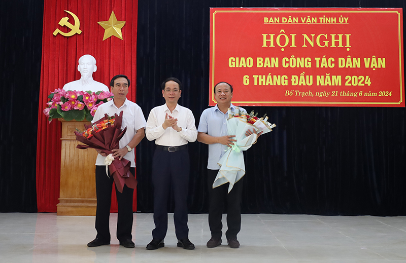 Đồng chí Trưởng ban Dân vận Tỉnh ủy Phan Mạnh Hùng tặng hoa chúc mừng các đồng chí mới được bổ nhiệm trưởng ban dân vận các huyện ủy, thành ủy.