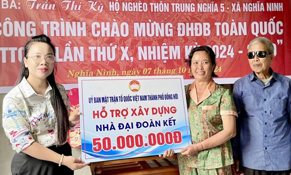  Đại diện lãnh đạo Ủy ban MTTQVN TP. Đồng Hới trao hỗ trợ xây dựng nhà “Đại đoàn kết” cho hộ nghèo. 