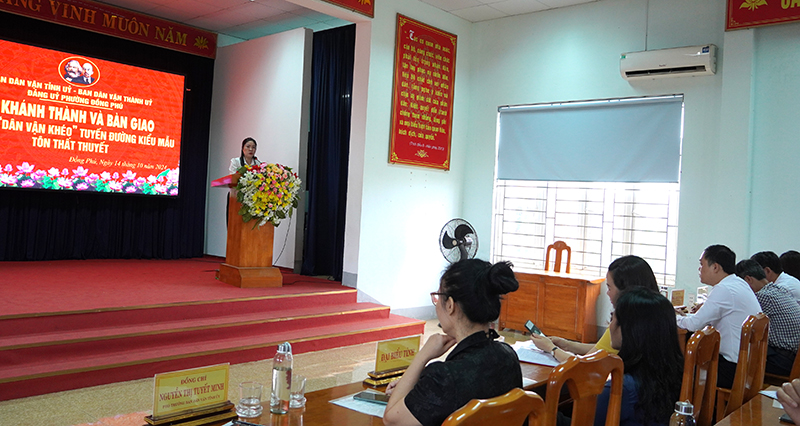 Đại diện lãnh đạo Ban Dân vận Tỉnh ủy phát biểu tại buổi lễ.